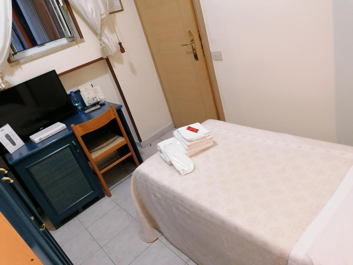 Hotel Mediterraneo Чефалу Екстериор снимка