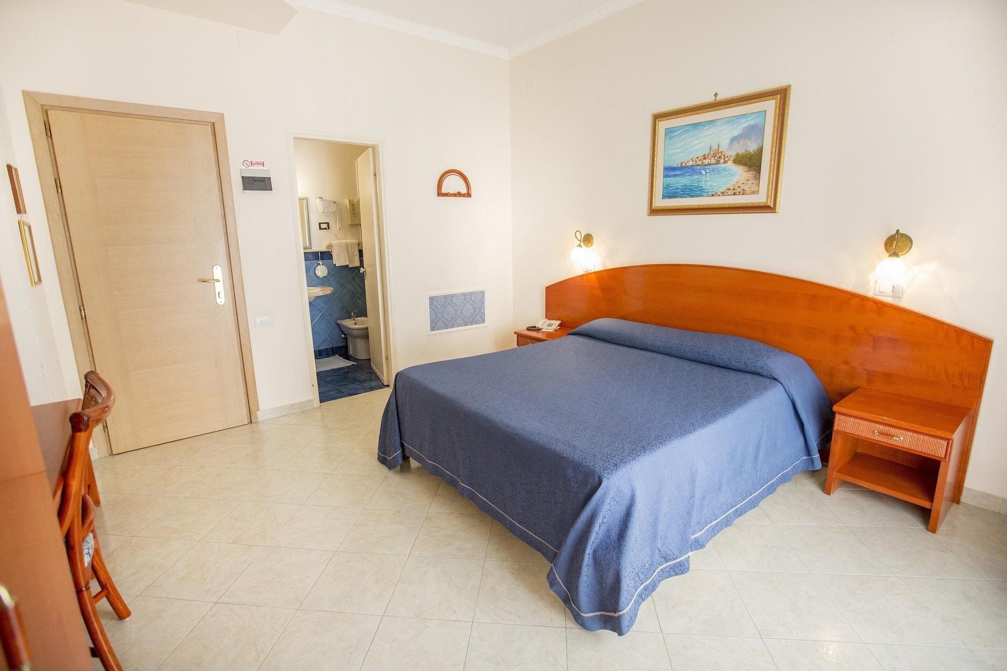 Hotel Mediterraneo Чефалу Екстериор снимка