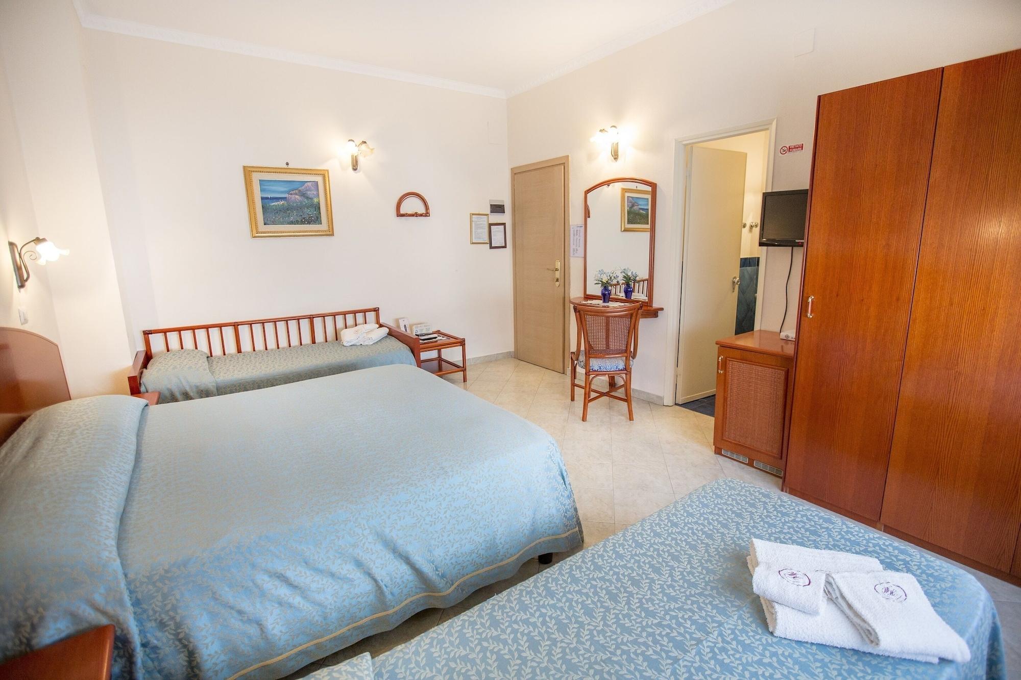 Hotel Mediterraneo Чефалу Екстериор снимка