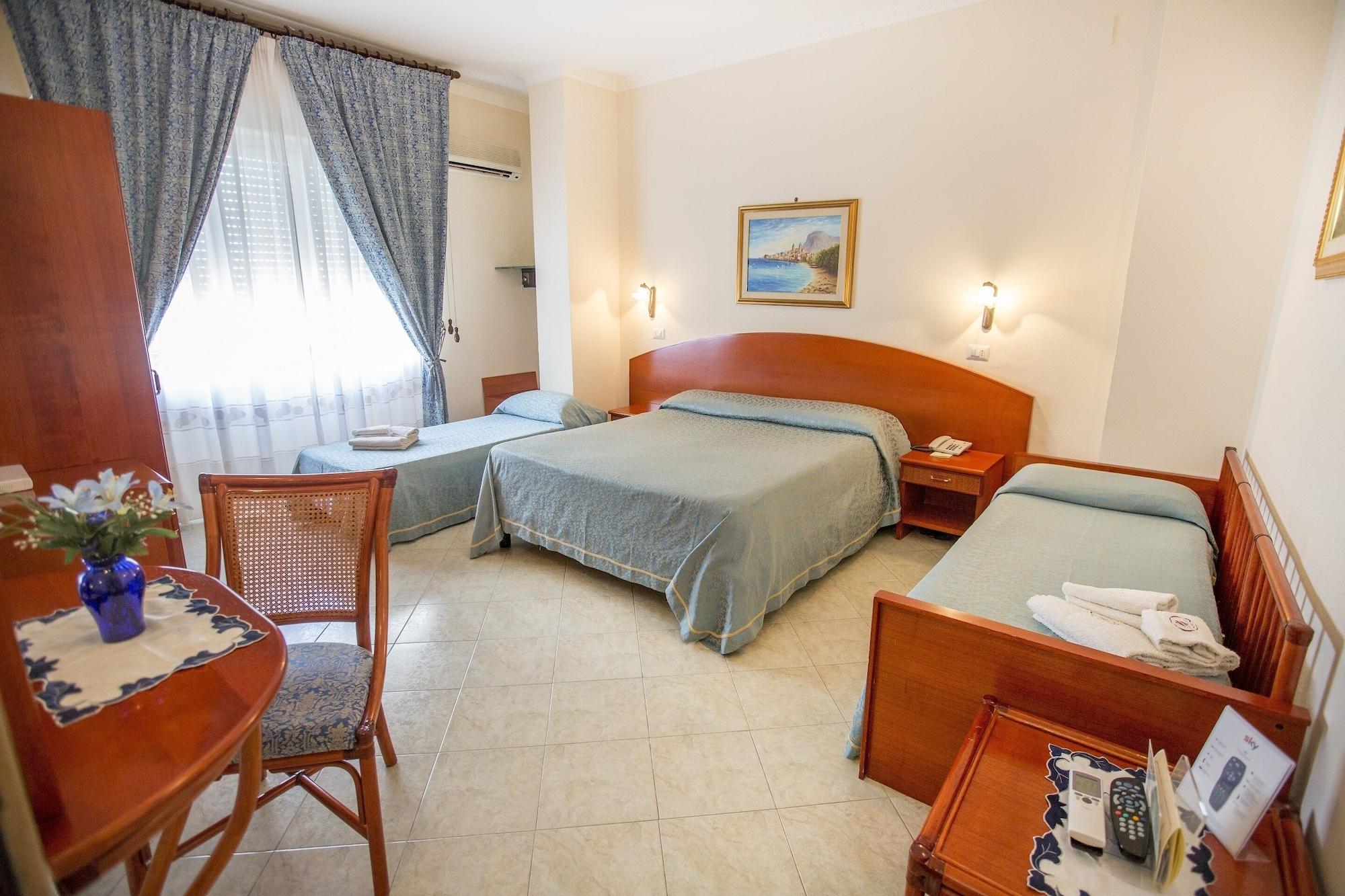 Hotel Mediterraneo Чефалу Екстериор снимка