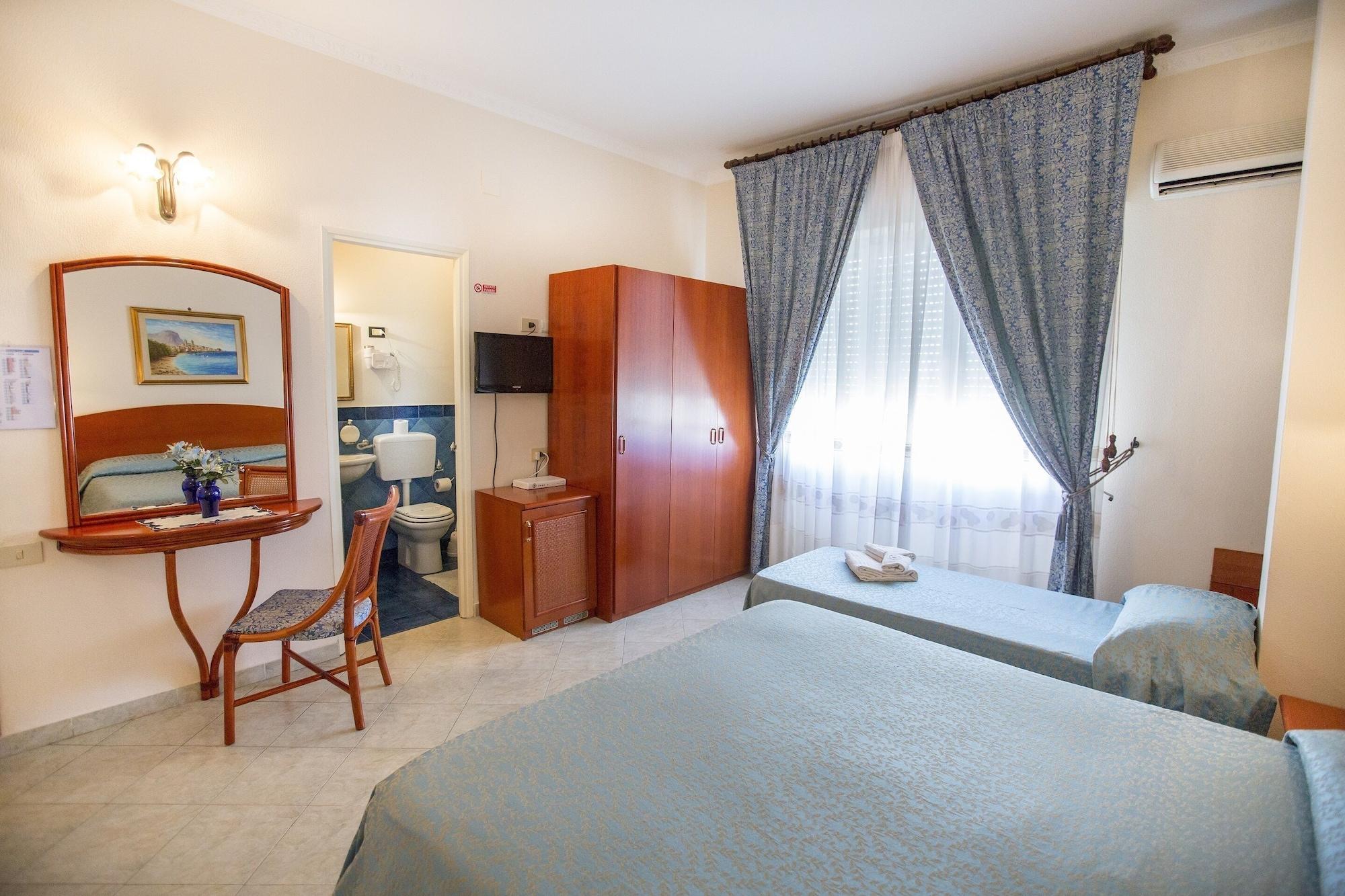 Hotel Mediterraneo Чефалу Екстериор снимка