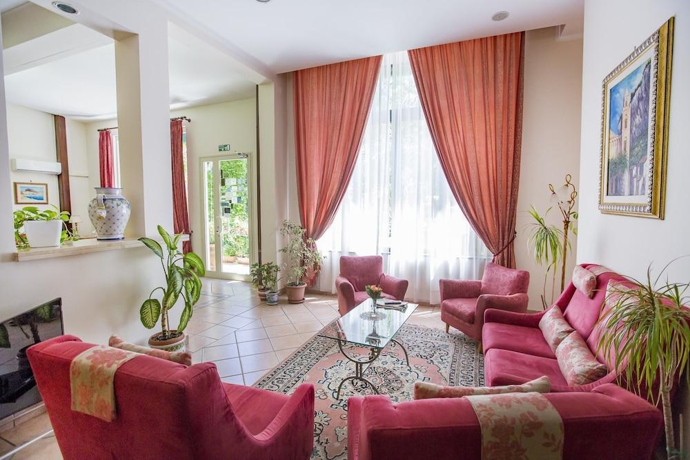 Hotel Mediterraneo Чефалу Екстериор снимка