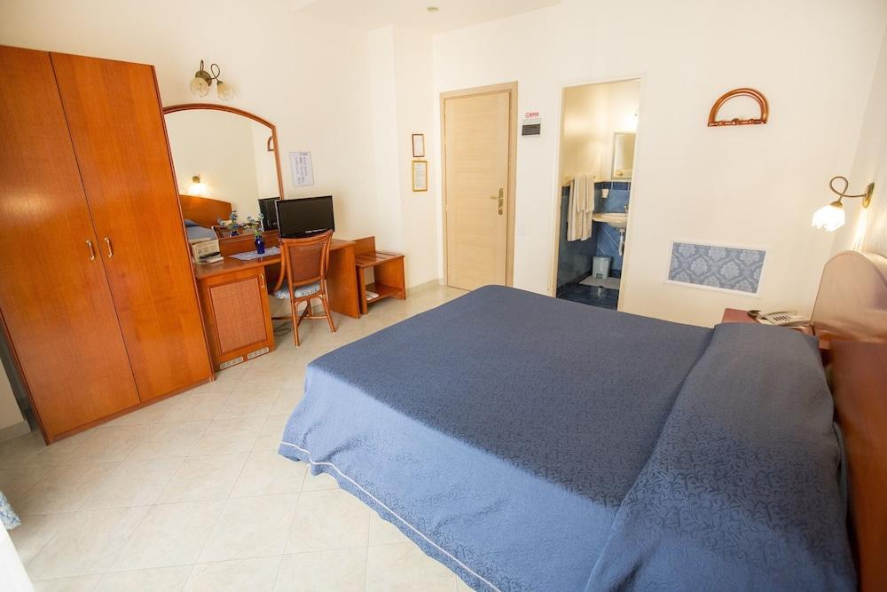 Hotel Mediterraneo Чефалу Екстериор снимка