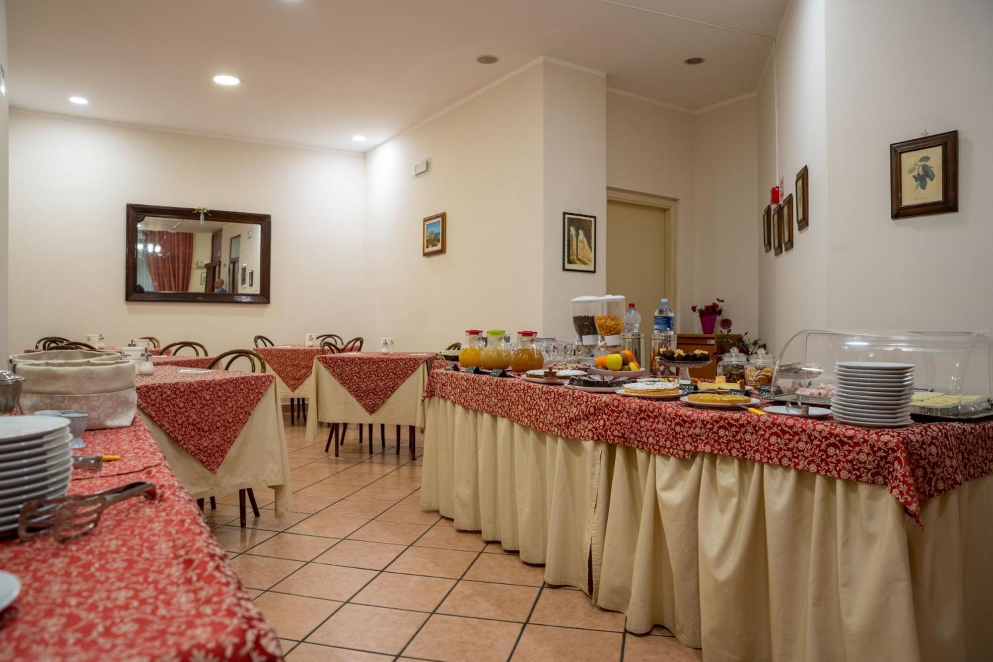 Hotel Mediterraneo Чефалу Екстериор снимка