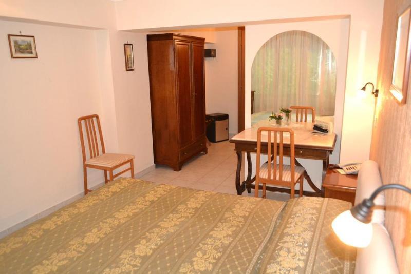 Hotel Mediterraneo Чефалу Екстериор снимка