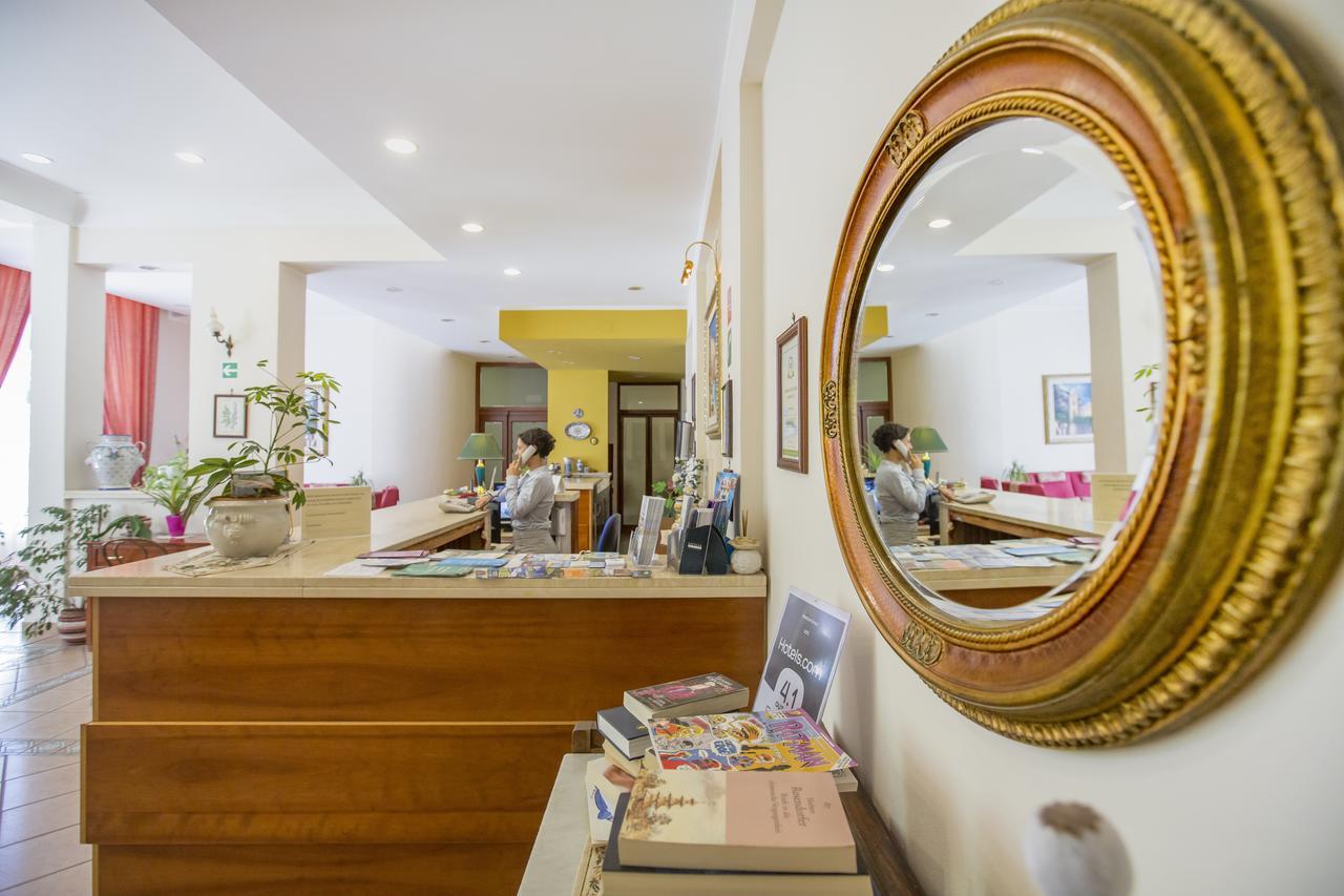 Hotel Mediterraneo Чефалу Екстериор снимка