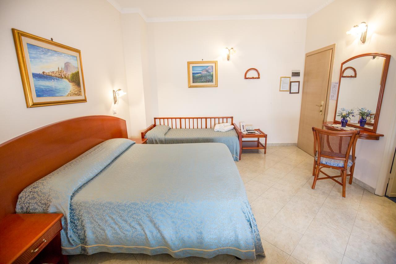 Hotel Mediterraneo Чефалу Екстериор снимка