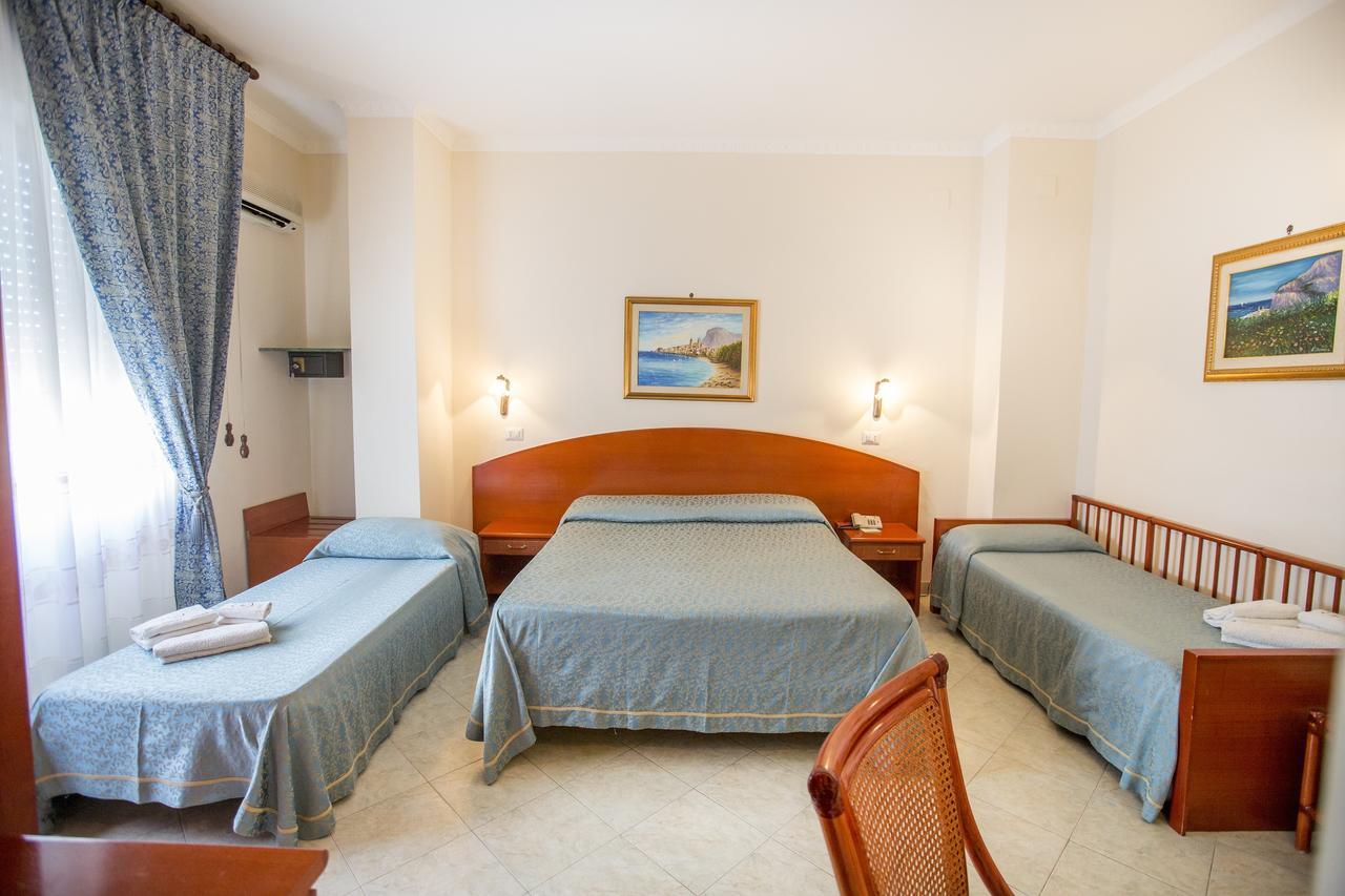 Hotel Mediterraneo Чефалу Екстериор снимка