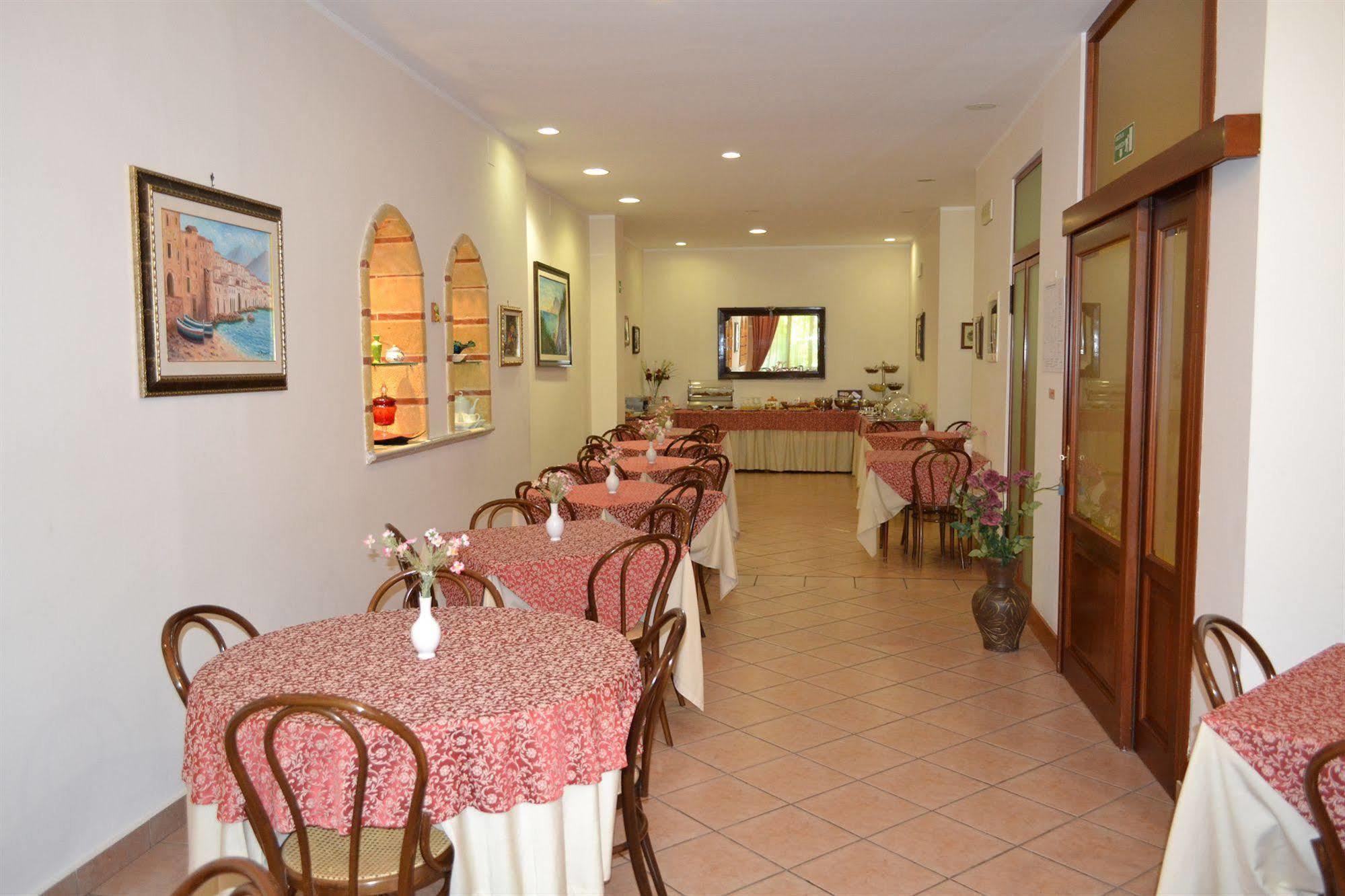 Hotel Mediterraneo Чефалу Екстериор снимка