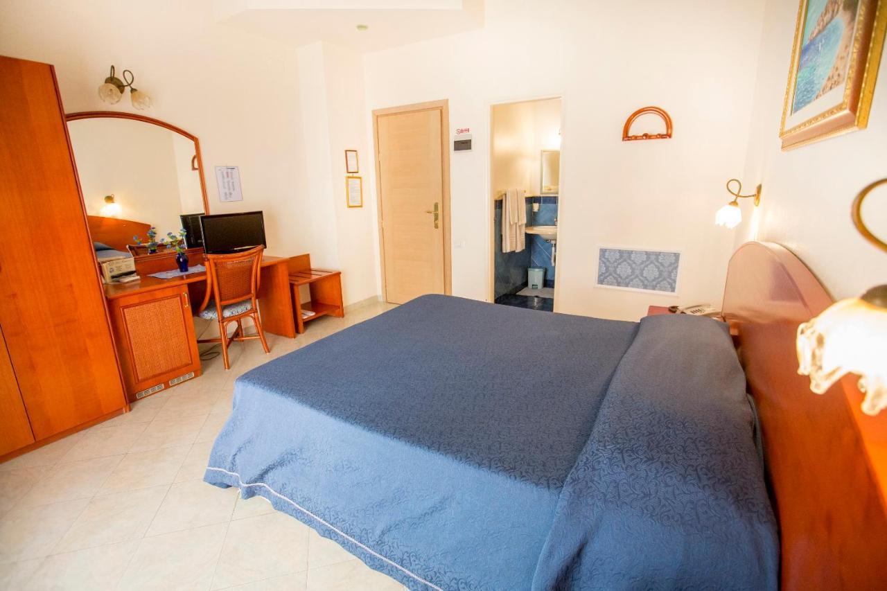 Hotel Mediterraneo Чефалу Екстериор снимка