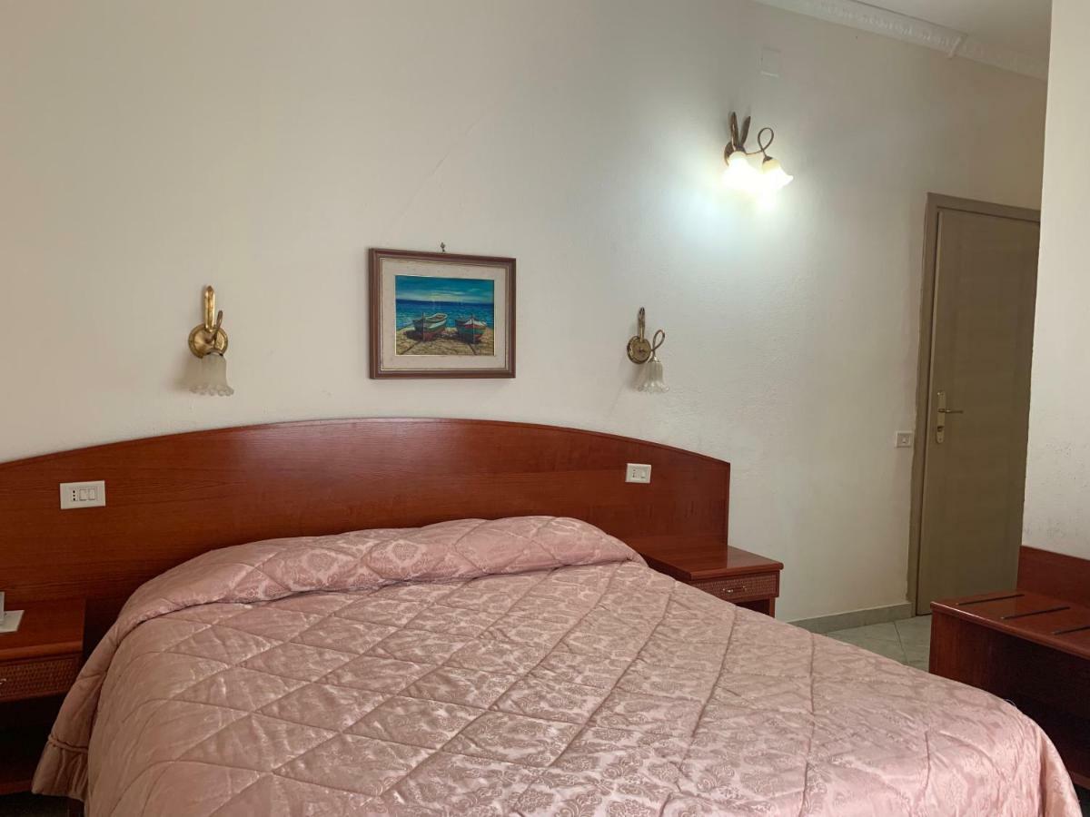 Hotel Mediterraneo Чефалу Екстериор снимка